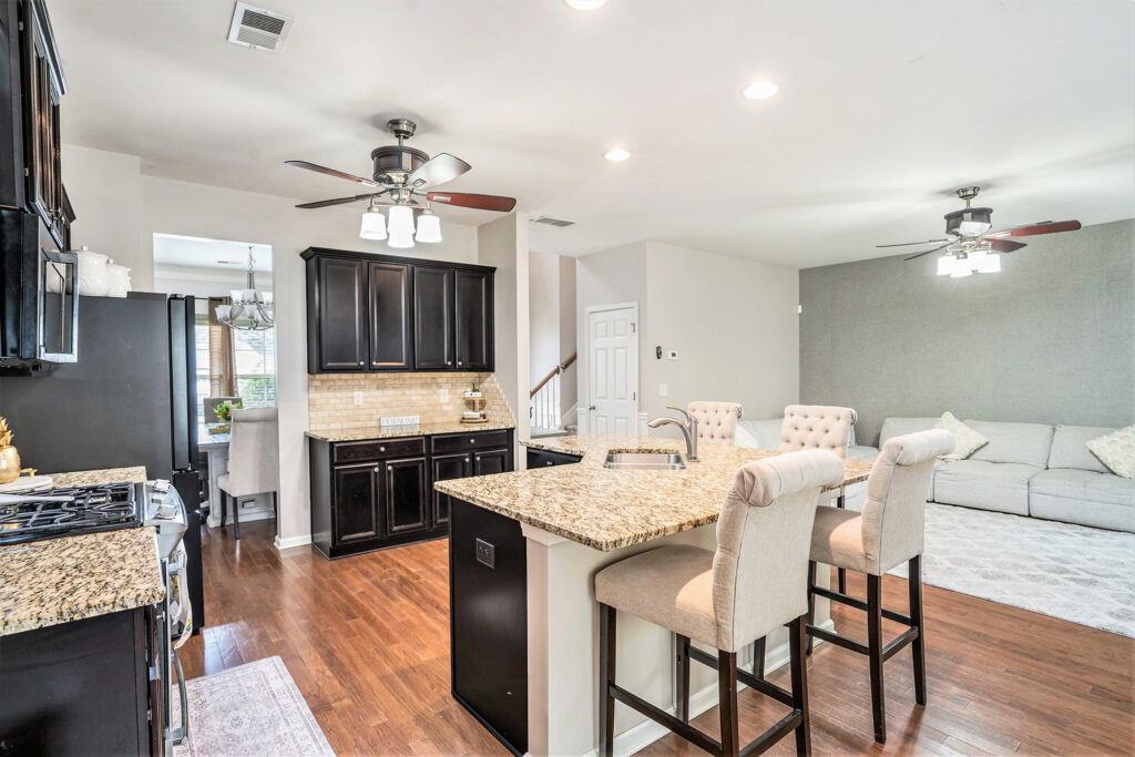 009_230_haleys_court_0016_998