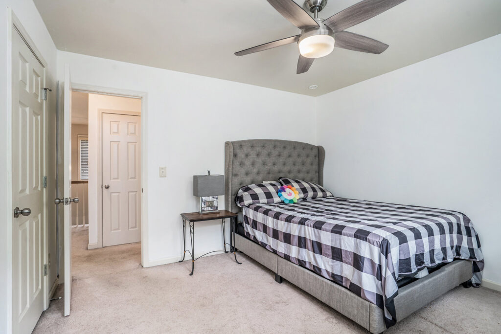 020_230_haleys_court_0040_735